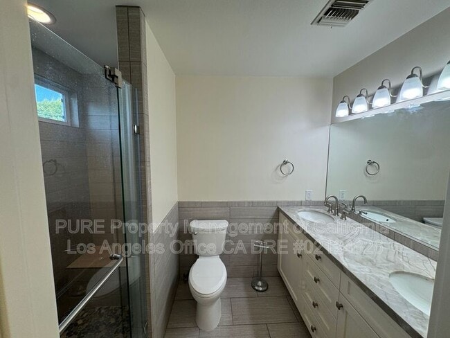 Building Photo - 2330 Oak St