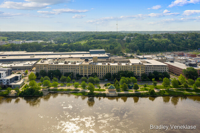 Building Photo - 940 Monroe Ave NW