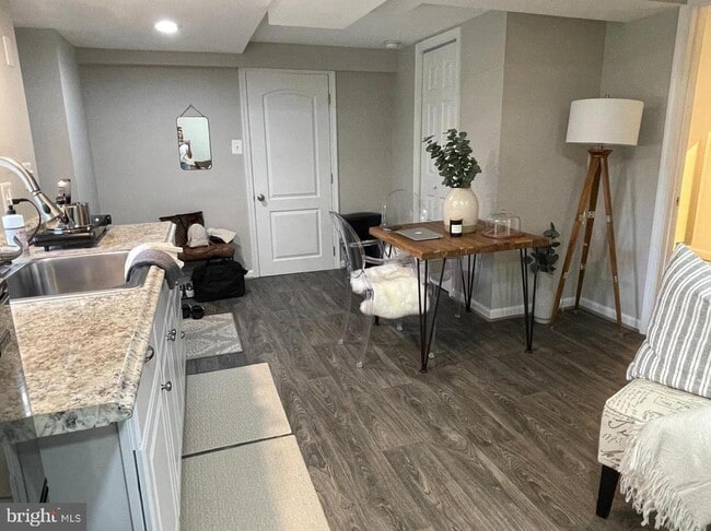 Building Photo - 3616 Oval Dr