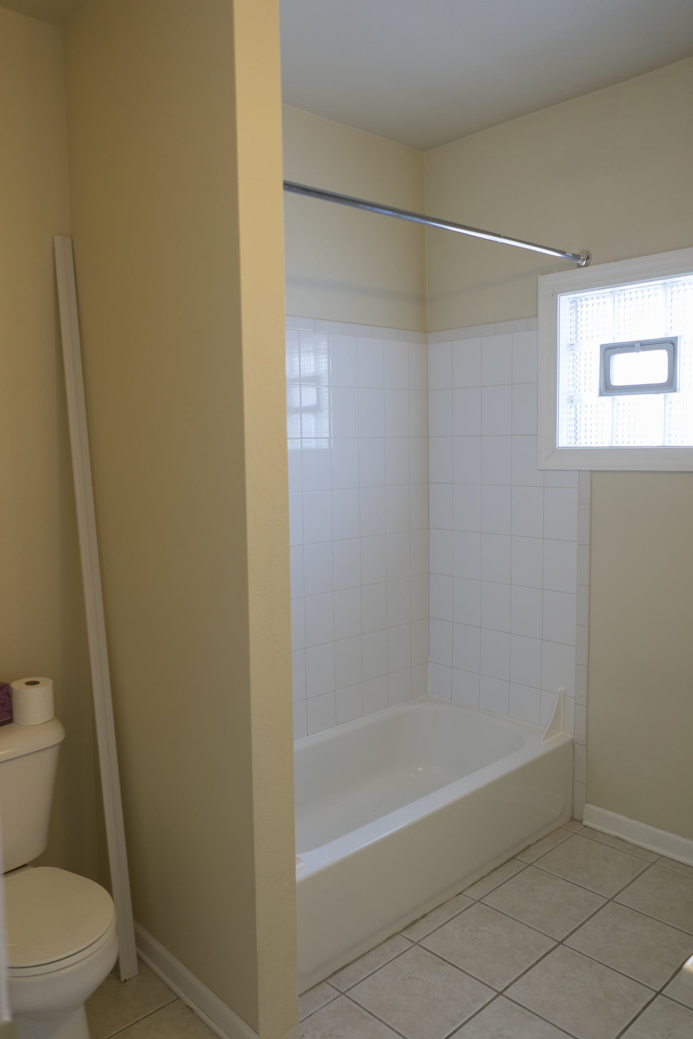 bathroom tub - 724 E Center St