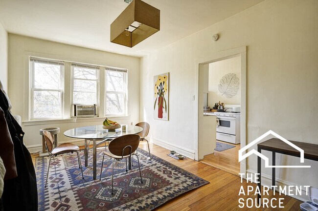 Building Photo - 1104 N Hoyne Ave