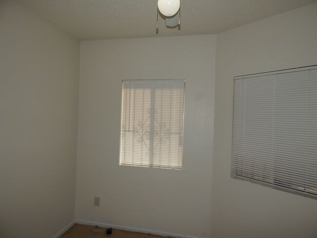 Building Photo - 2 Bedrooms - 1 Bathroom - Central AC