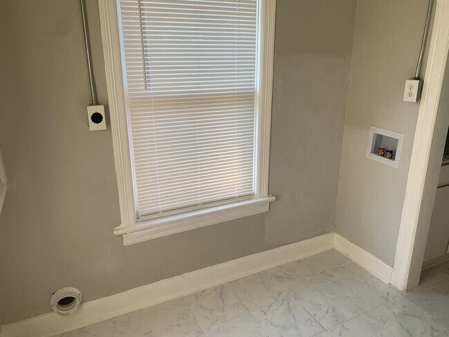 Building Photo - 136 Glendale St