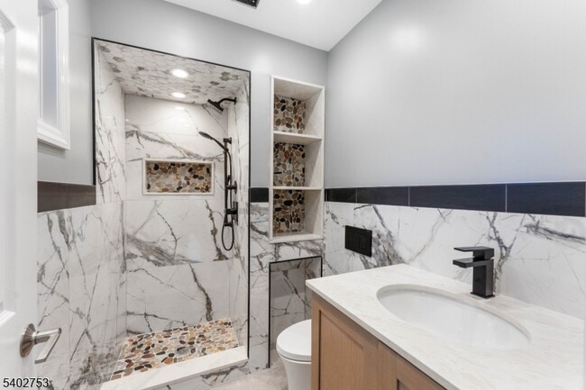 Building Photo - 850 Valley Rd