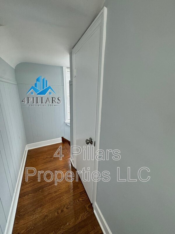 Building Photo - 1715 Parkview Ave