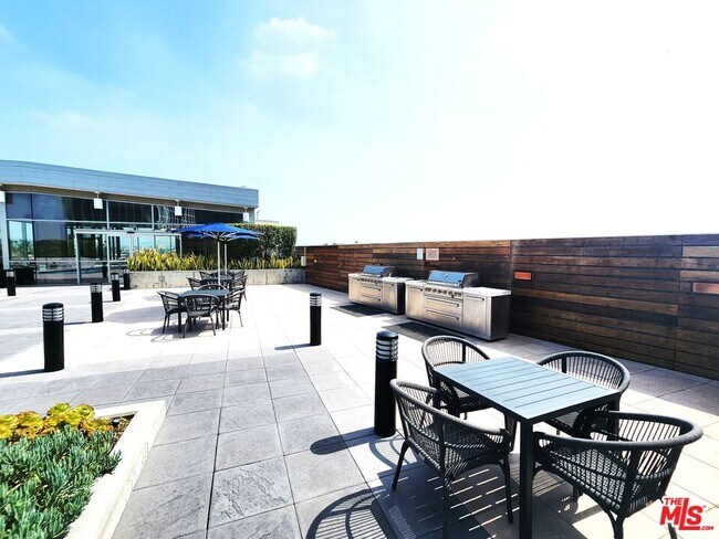 Building Photo - 3785 Wilshire Blvd