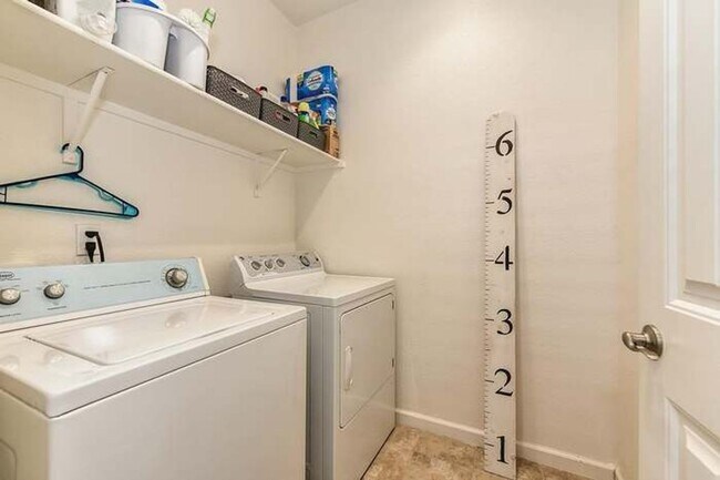 Building Photo - NICE TWO STORY HOME IN WEST ROSEVILLE!