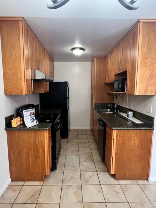 Building Photo - Beautiful One bedroom in gated complex one block from Ocean In Long Beach