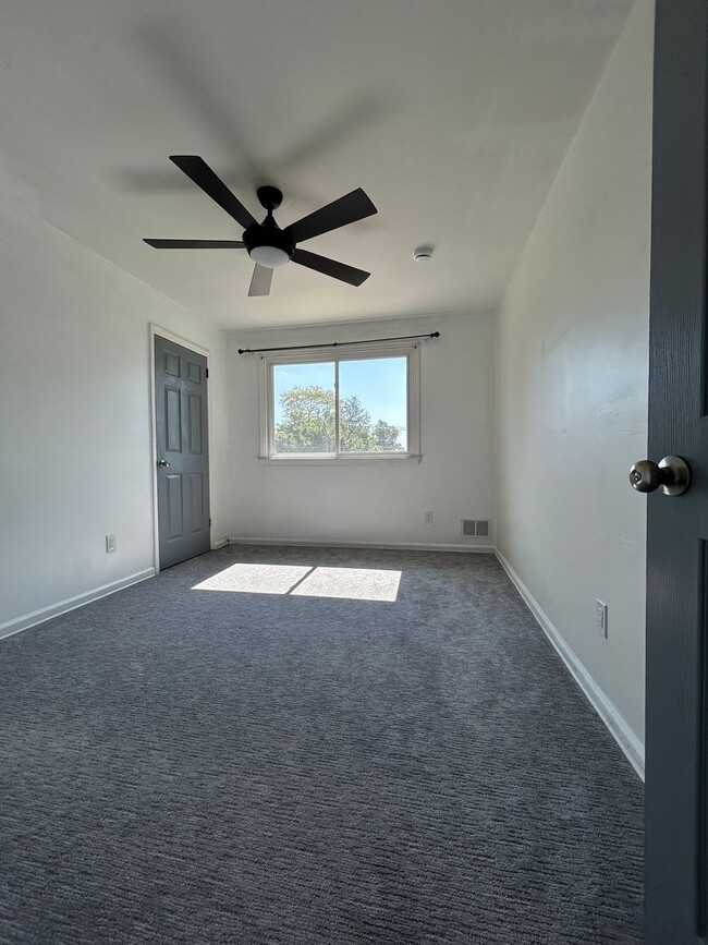 Building Photo - 118 Country Club Dr