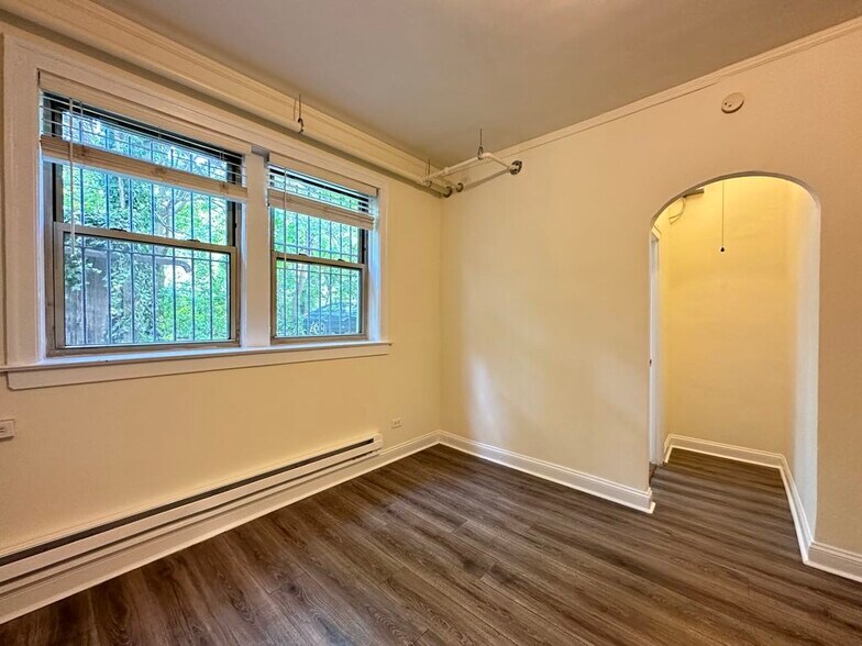 Building Photo - 2536 N Sawyer Ave