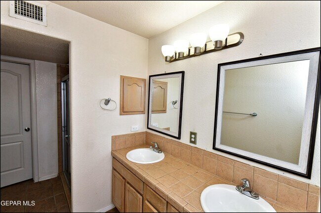 Building Photo - 6372 Franklin Ridge Dr