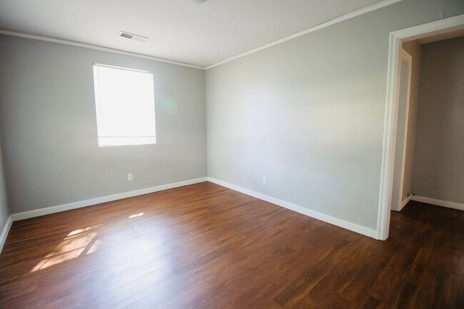 Building Photo - 2 Bedroom, 1 Bath in West Columbia