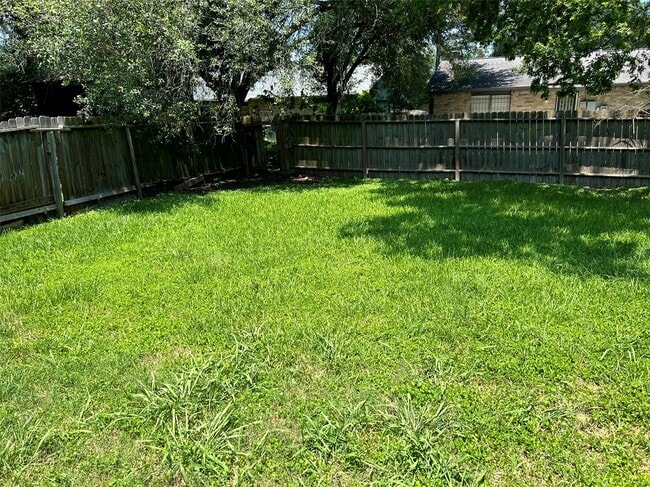 Building Photo - 5018 Ridgecreek Dr