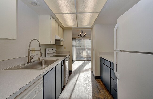 Building Photo - WELL MAINTAINED 2 BR, 2 BA TOWNHOME BY VAN MALL AREA!