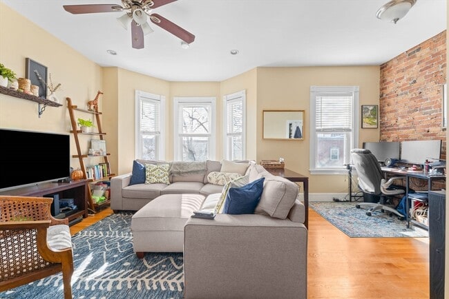 Building Photo - 470 E 6th St