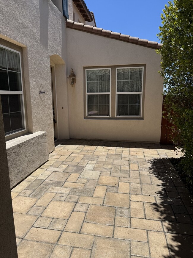 Building Photo - 851 Antilla Way