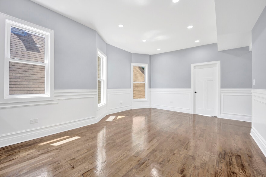 Building Photo - 1821 N Kedvale Ave