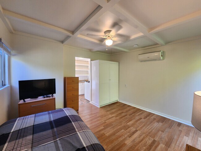 Building Photo - 3700 Vantage Ave