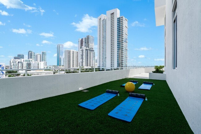 Building Photo - 2000 Biscayne Blvd