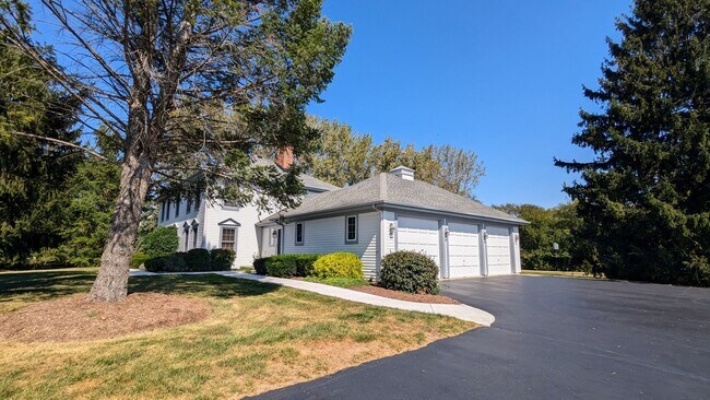 Building Photo - 12 Oneida Ln