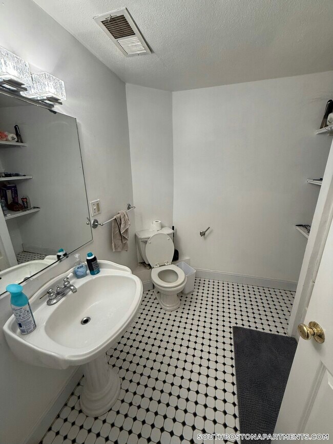 Building Photo - 190 L St