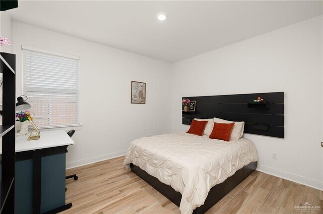 Building Photo - 27 Aqualina Wy