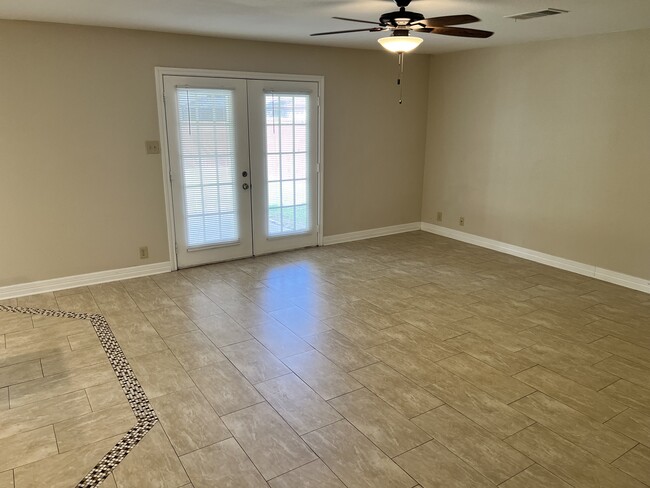 Building Photo - 9814 Kelton Dr