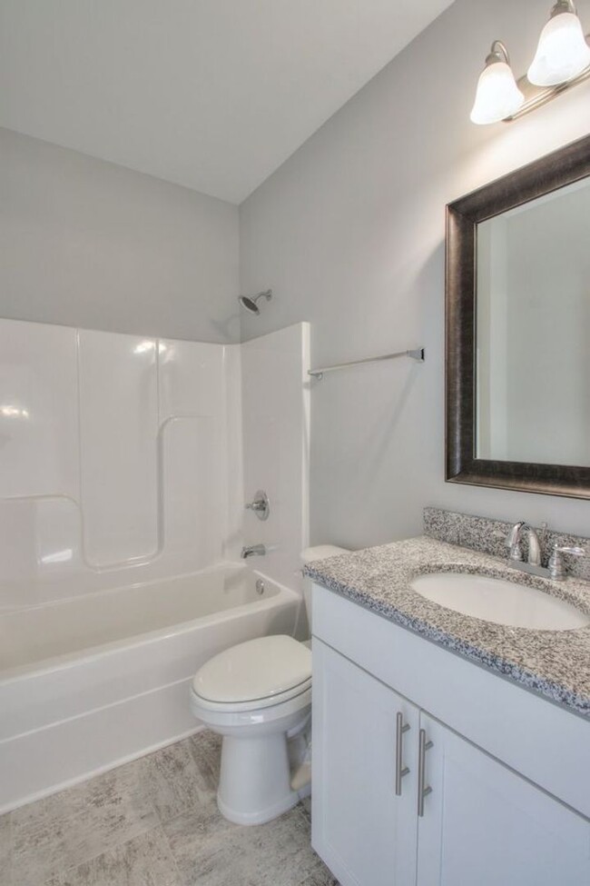 Building Photo - Well appointed Townhome