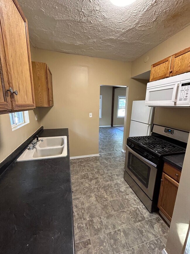 Building Photo - 3 bed / 1 bath home near 27th and Randolph.