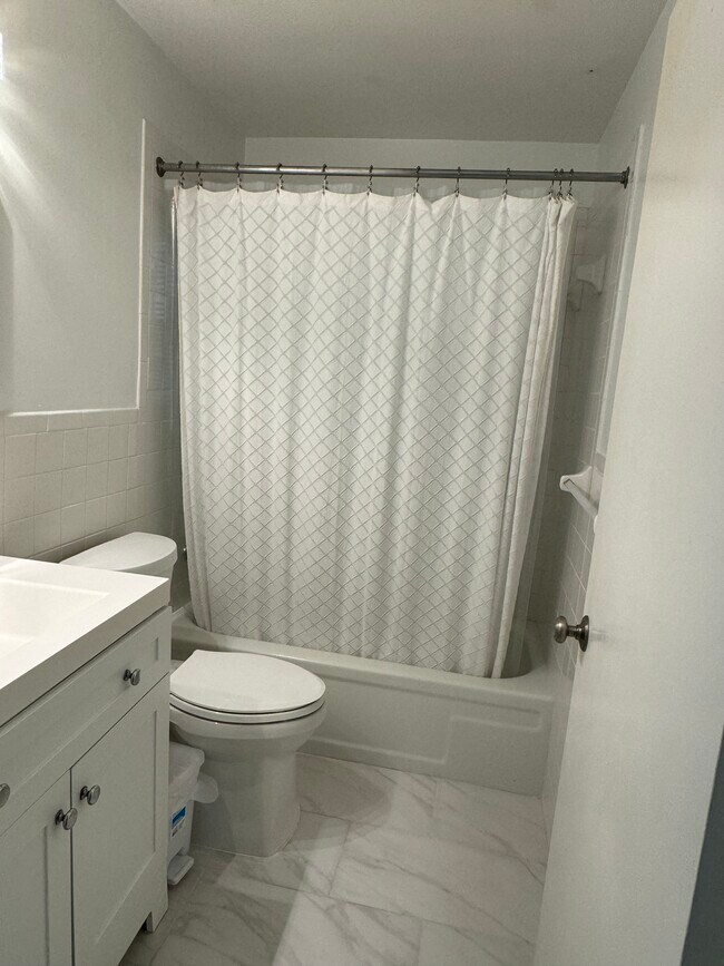 Building Photo - 1412 SE Paradise Ave