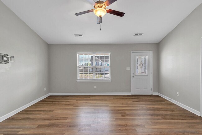 Building Photo - 303 Sinclair Ln