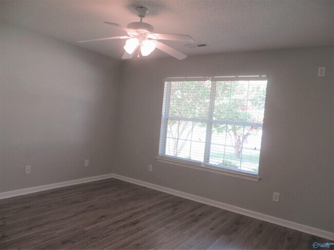 Building Photo - 105 Royalty Ct