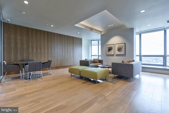 Building Photo - 2028 Walnut St