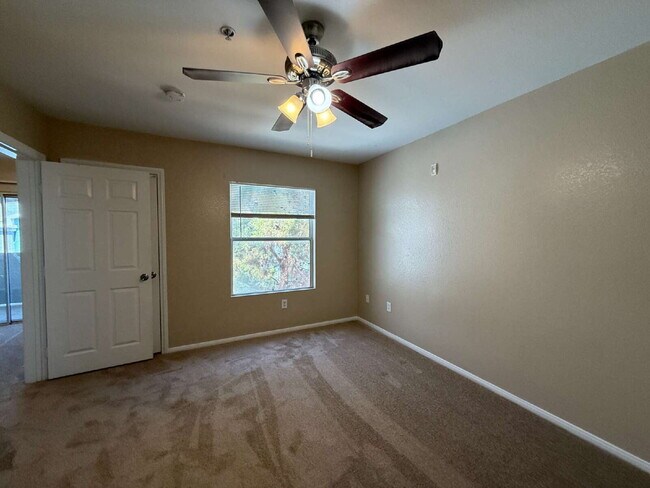 Building Photo - 2 Bed 2 Bath Condo - 3rd Floor - Check out the Views!