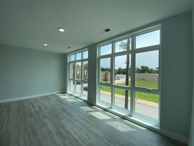 Building Photo - 132 E University Ave