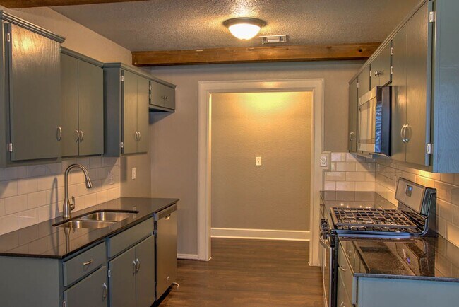 Building Photo - 3 Bedroom 2 Bath in Union Schools.  81st a...