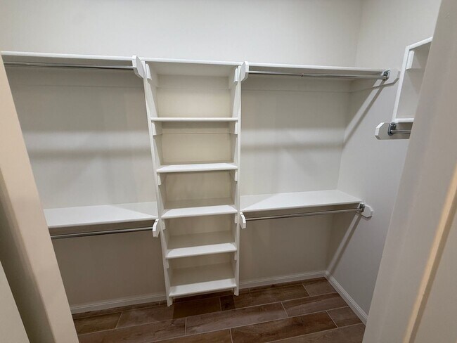 Building Photo - Fall special! flexible terms and easy move in!! 3 bed 2 bath 2 car in bungalow Heights, beautiful...