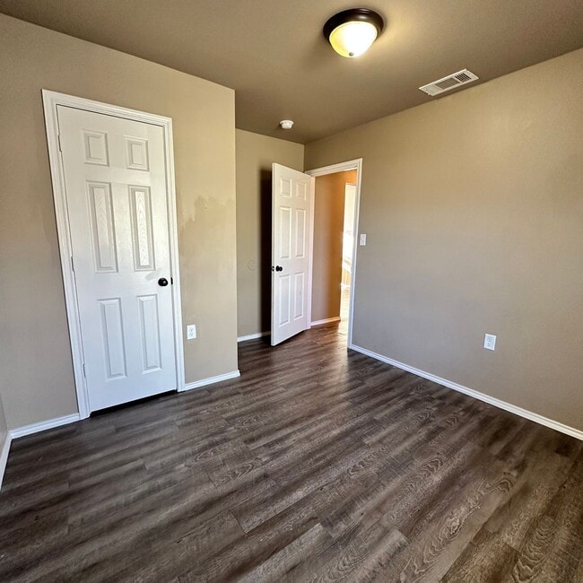 Building Photo - "Charming 3-Bedroom Duplex in Lubbock - Co...