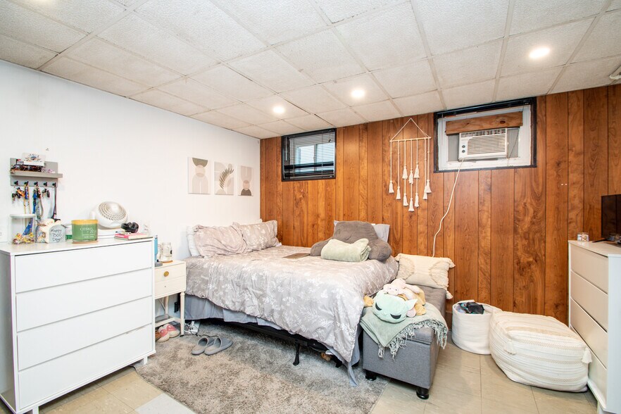 Building Photo - 1411 W Barker Ave