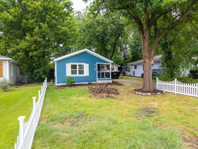 Building Photo - 719 Mikel St