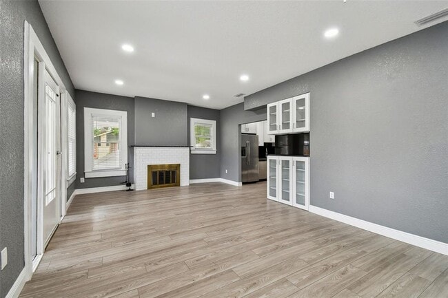 Building Photo - 6810 N Navin Ave