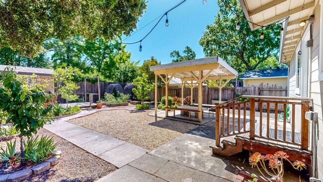 Building Photo - Beautiful 2 Bedroom 2 Bathroom Single Fami...