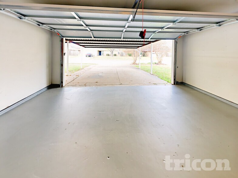 Building Photo - 521 Clover Dr