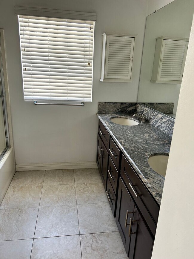 Building Photo - 2b2b- Private freshly painted Torrance condominium ready for immediate occupancy.