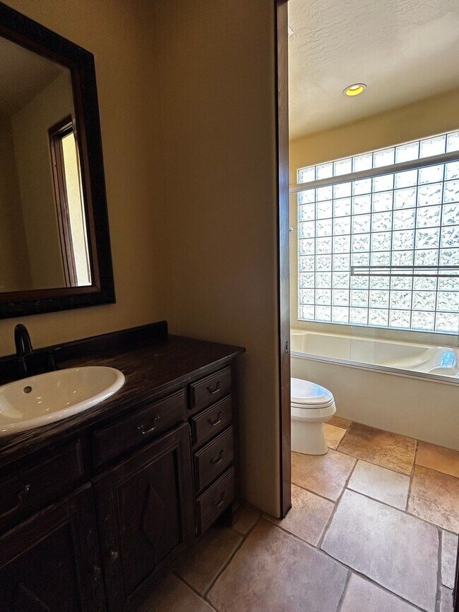 Building Photo - On GOLF COURSE LOT - 3 Bed/3Bath GATED Com...