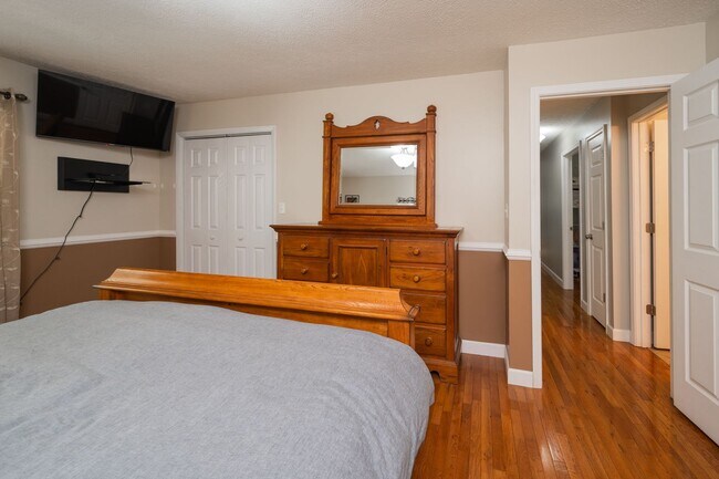 Building Photo - 3 br/ 2 bath home, private setting with garage/workshop
