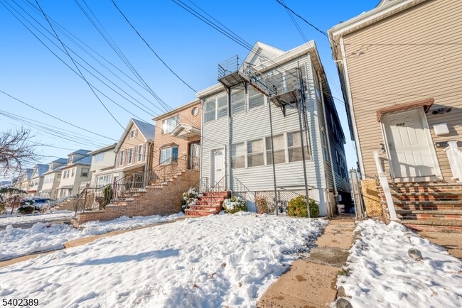 Building Photo - 525 Maple Ave