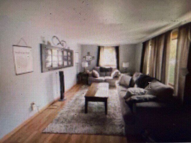 Building Photo - Nice 3 bed 1 bath house with large garage and basement!!!