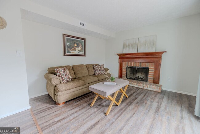 Building Photo - 2073 Raintree Pl