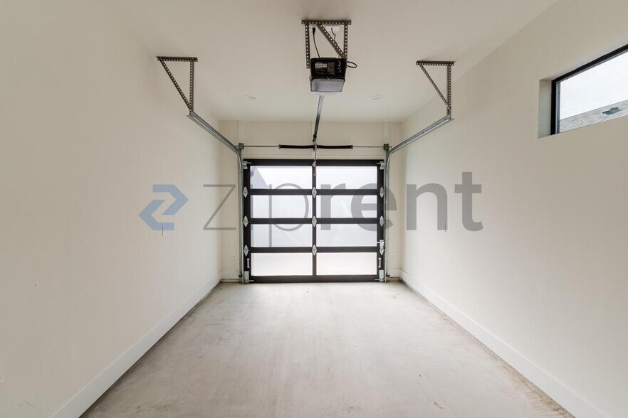 Building Photo - 2916 E 13th St